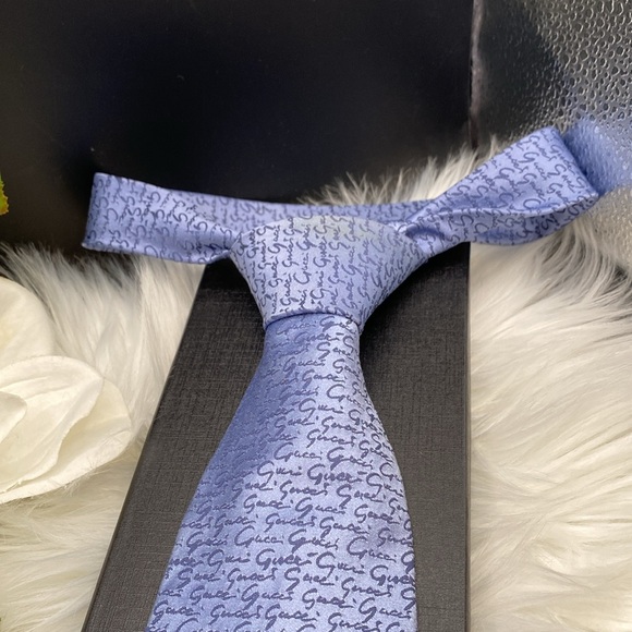 GUCCI SILK TIE 100% silk, GUCCI LOGO throughout, New Unbranded Tie Box ! - Picture 4 of 12